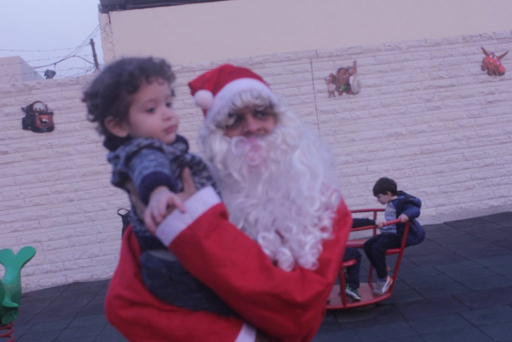 بابا نويل يحتفل مع الاطفال