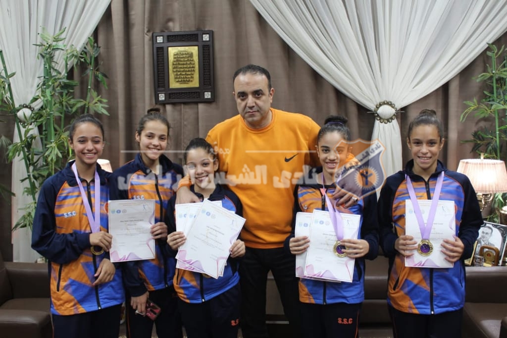 أبو زيد يكرم فريق الجمباز الإيقاعي بعد انجاز البطولة الدولية