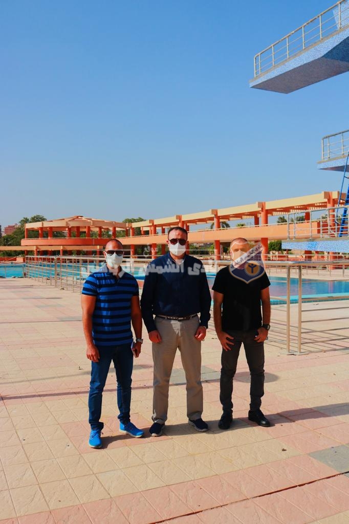 أبوزيد يتابع المراحل النهائية لحمام السباحة الجديد في حضور صلاح وسمير