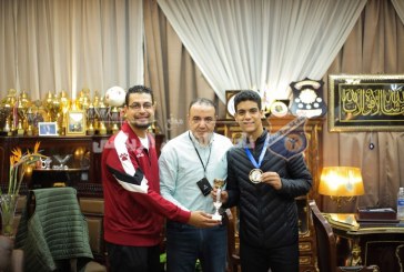أبوزيد يكرم أحمد طارق بطل الكاراتيه بعد إنجازه في بطولة البحر المتوسط بقبرص