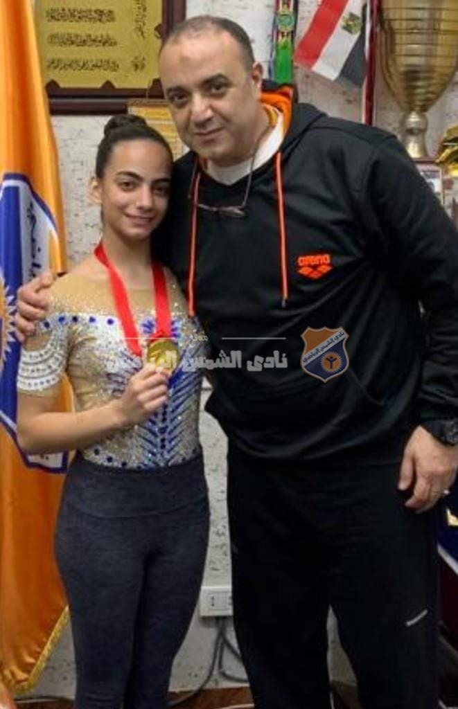 أبو زيد يكرم منال سامح صاحبة الميدالية الذهبية في بطولة الفراعنة للجمباز الأيروبيك