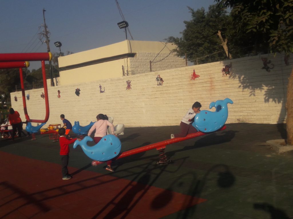 سعادة على وجوه الاطفال بعد افتتاح منطقة الالعاب بعد تطويرها …صور