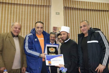 أبوزيد  يهدي درع الشمس للشيخ أسامة الأزهري