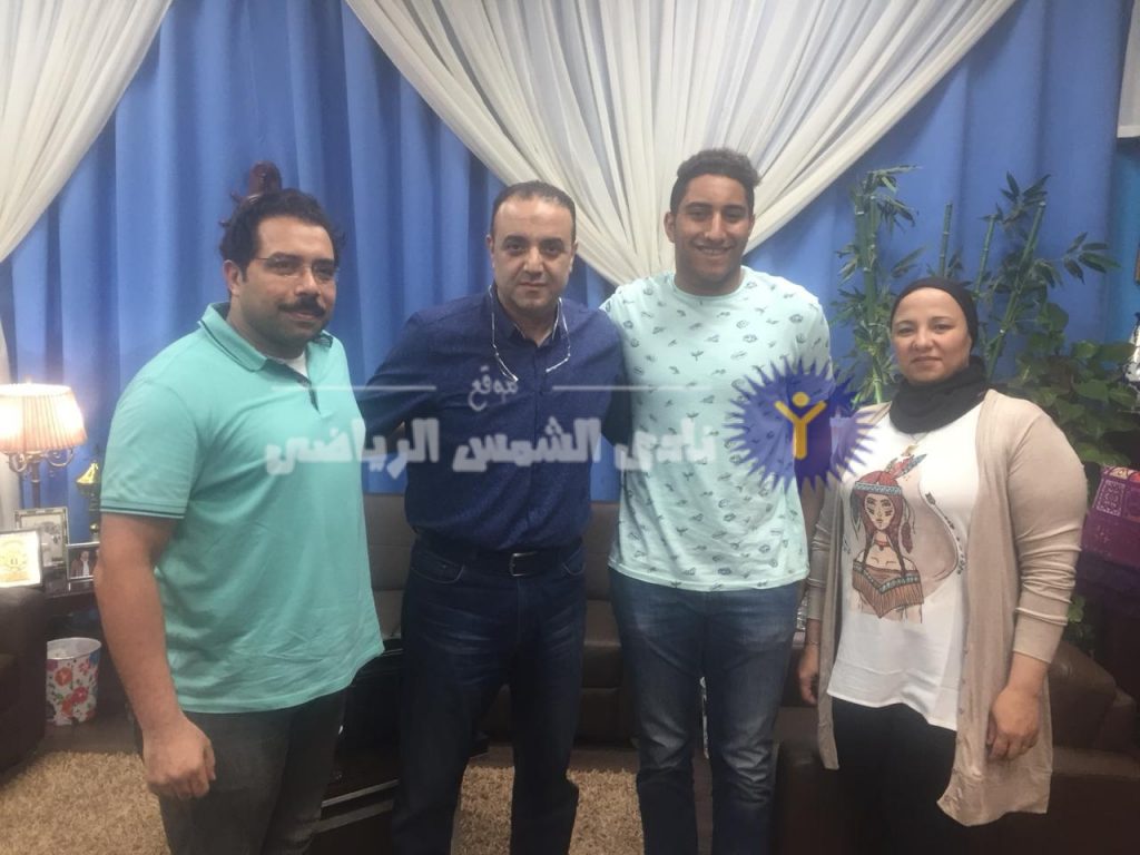 أبوزيد يستقبل بلال بعد إنجاز الفوز ببطولة افريقيا لكرة الماء
