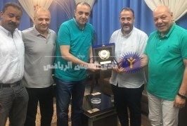 أبوزيد يهدي درع النادي للبرلماني إيهاب العمدة