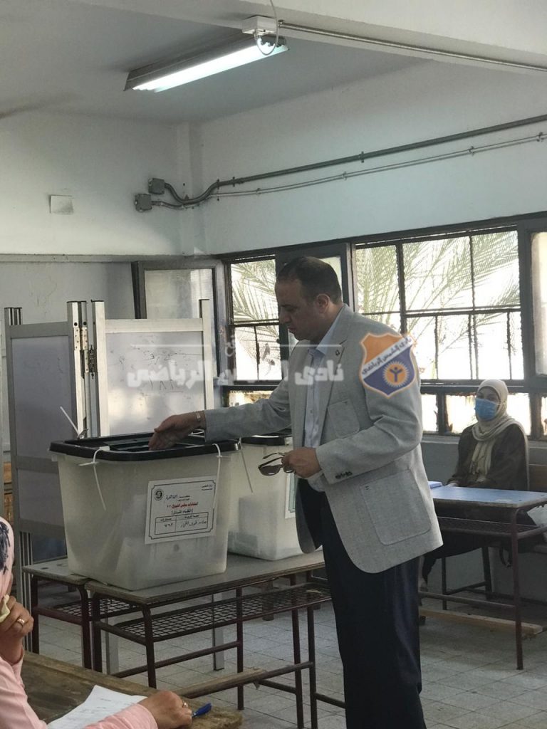 أبوزيد يدلي بصوته في انتخابات مجلس الشيوخ