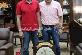 أبوزيد يستقبل سالم بعد انجاز اليد