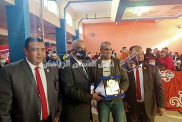 نائبا عن الشمس ..هشام ابراهيم يهدي درع النادي إلى رئيس الاتحاد المصري للملاكمة