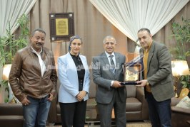 أبوزيد يهدي درع الشمس لرئيس الأكاديمية البحرية