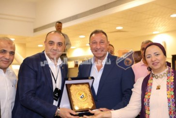 أبوزيد يهدي درع نادي الشمس للخطيب