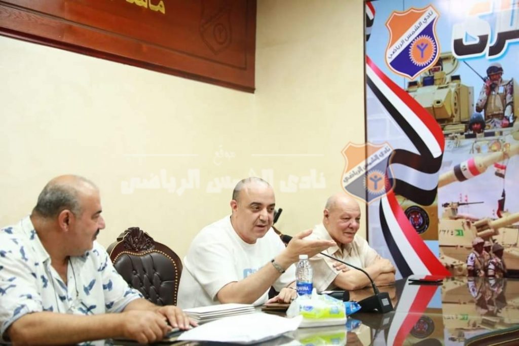 أبو زيد يجتمع مع سيدات الطائرة