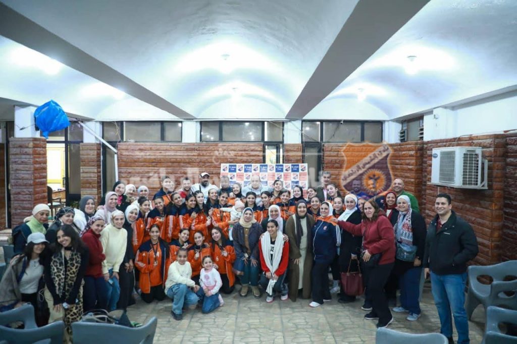 تكريم بنات 2010 بعد تتويجهن بكأس منطقة القاهرة لكرة اليد على حساب الأهلي